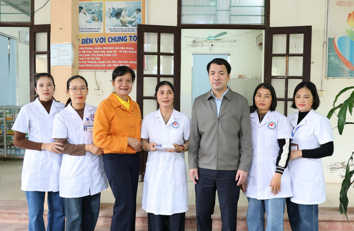 Phó Bí thư Đảng ủy MTTQ, các đoàn thể Trung ương Ngô Văn Cương trao hỗ trợ cho Trạm Y tế Việt Lập, xã Tân Yên, tỉnh Bắc Ninh.