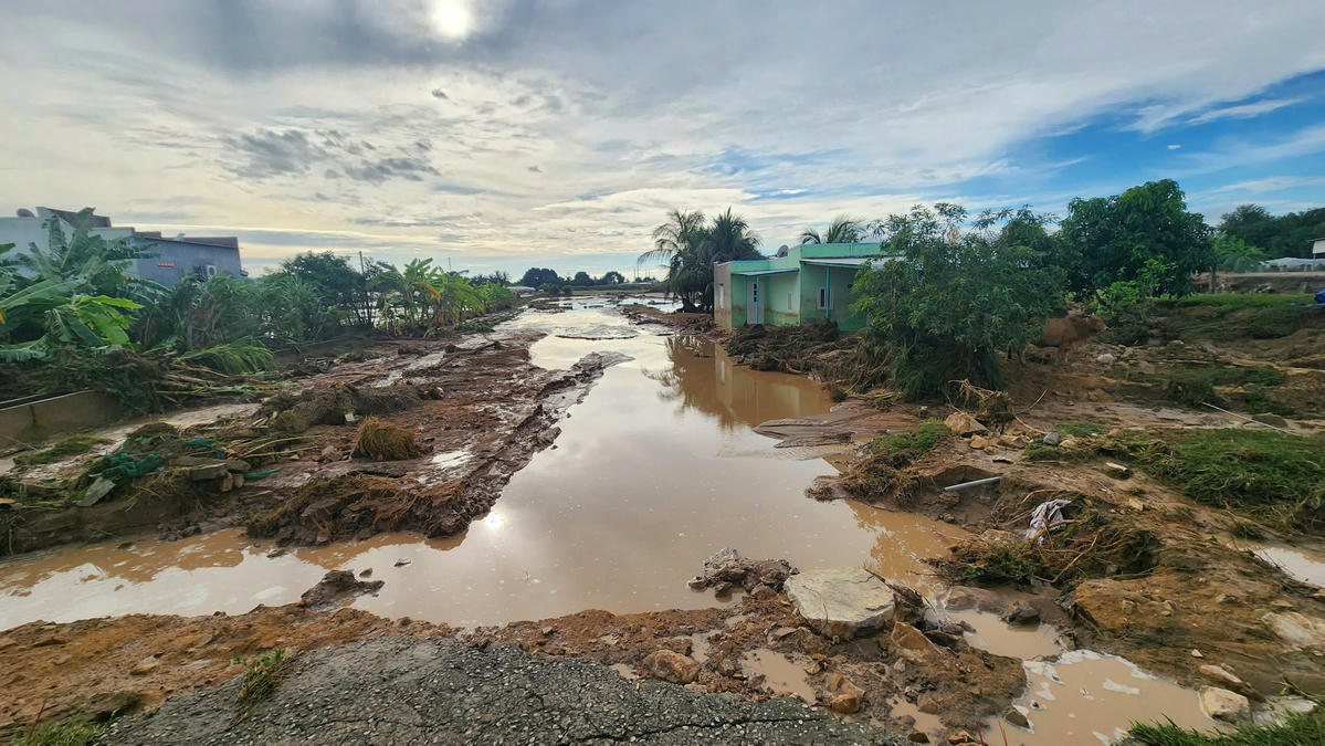 Khu dân cư tan hoang sau vụ vỡ hồ chứa nước ở Lâm Đồng. Ảnh: TT.