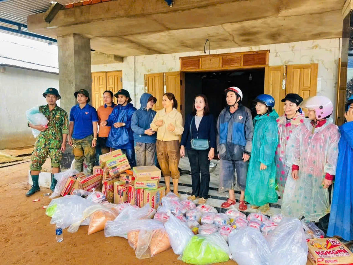 Lực lượng chức năng xã A Vương tặng quà cho bà con thôn  Đang và Atêếp. Ảnh: CV.