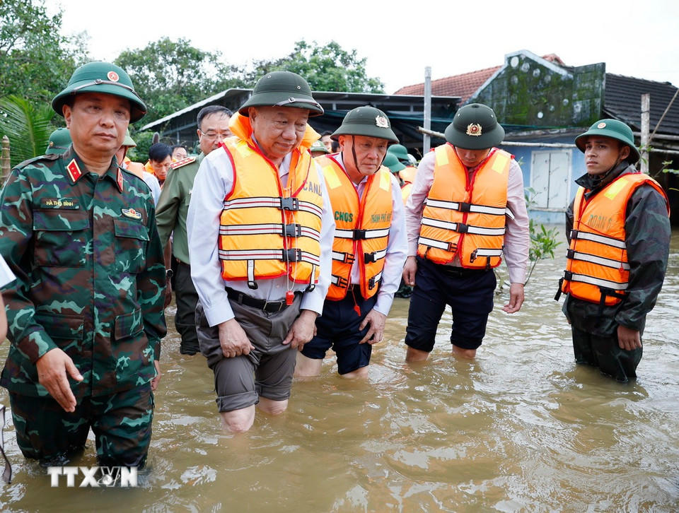 Tổng Bí thư Tô Lâm đến khu vực bị chia cắt do mưa lũ tại thôn Khuông Phò Đông, xã Quảng Điền, Thành phố Huế (Ảnh: Thống Nhất/TTXVN)