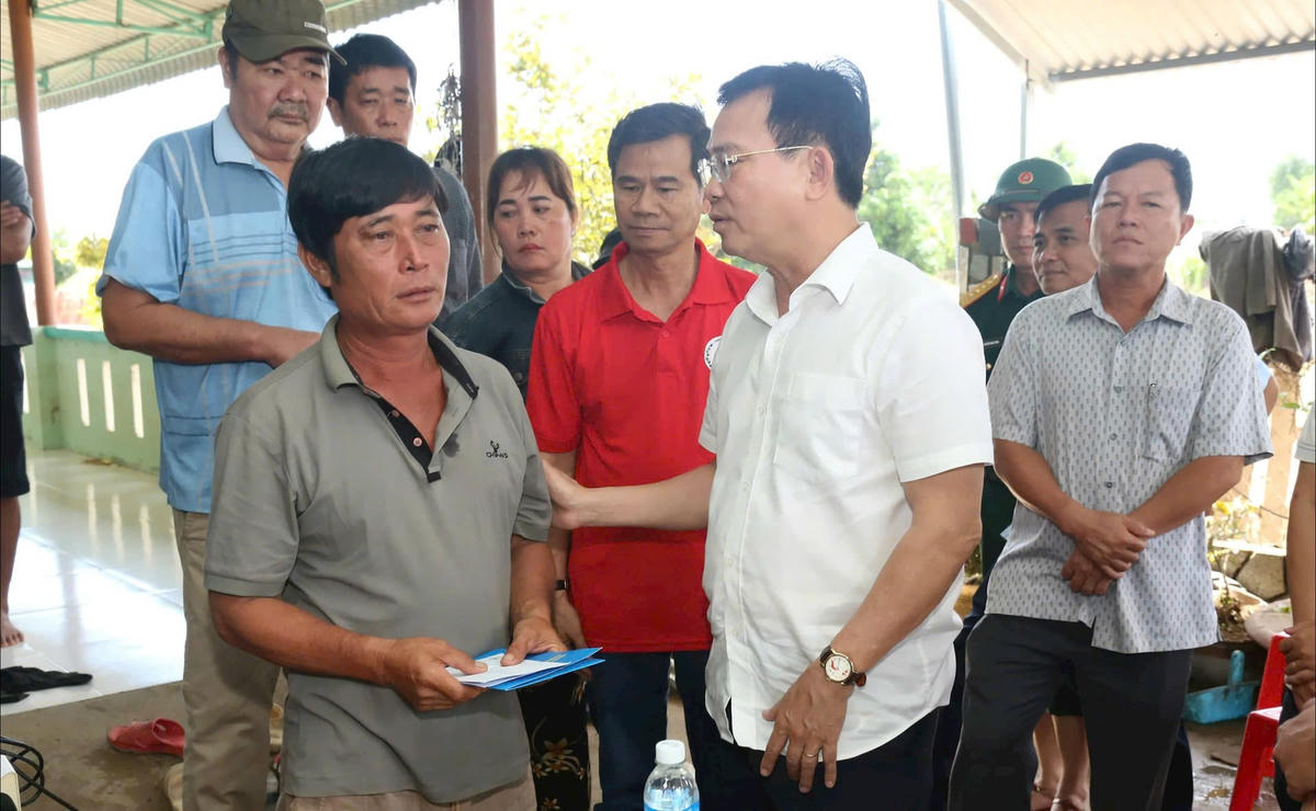 Chủ tịch UBND tỉnh Lâm Đồng – ông Hồ Văn Mười cùng đoàn công tác đã đến thăm, động viên gia đình bé gái bị lũ cuốn trôi. Ảnh: TT.