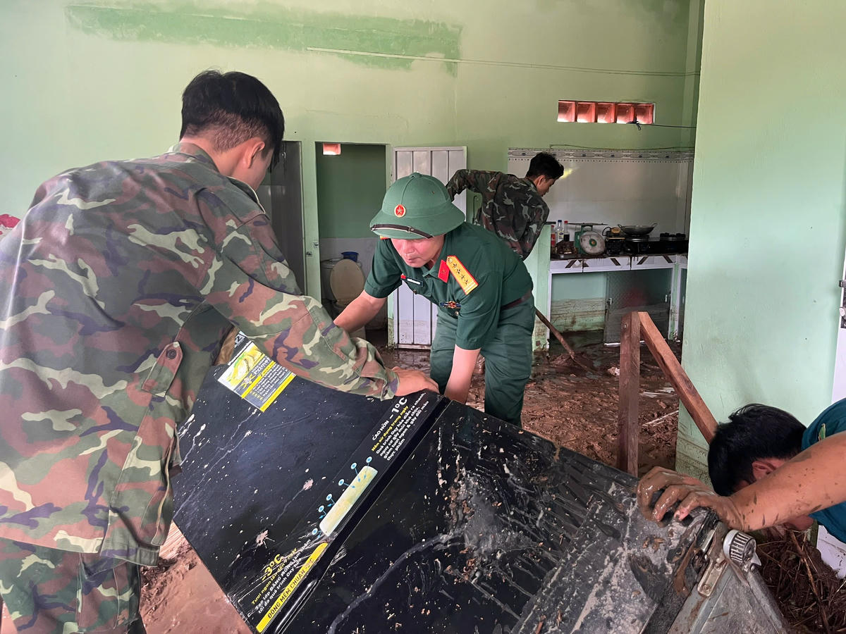 Bộ đội đang giúp dân khắc phục hậu quả thiên tai. Ảnh:TT.