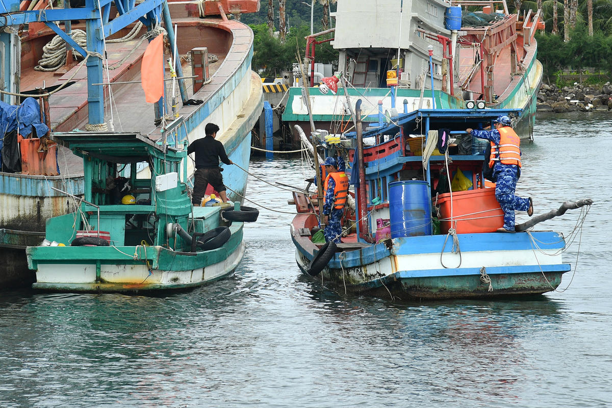 Hai tàu vi phạm đang bị tạm giữ tại cảng Hải đội 401 để tiến hành điều tra, xử lý. Ảnh: Bộ Tư lệnh Vùng Cảnh sát biển 4.