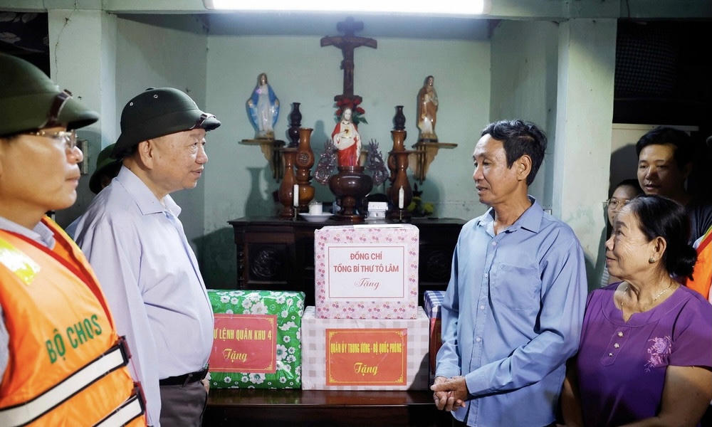 Tổng Bí thư chia sẻ về những thiệt hại do mưa lũ gây ra với người dân Huế