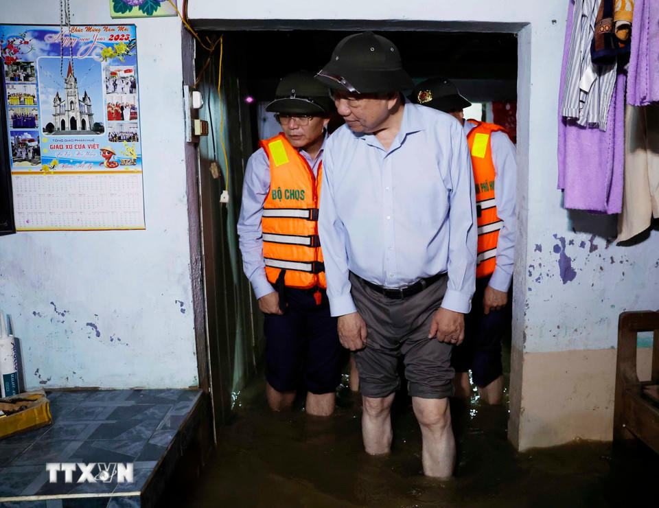 Tổng Bí thư Tô Lâm đến khu vực bị chia cắt do mưa lũ tại thôn Khuông Phò Đông, xã Quảng Điền, Thành phố Huế (Ảnh: Thống Nhất/TTXVN)