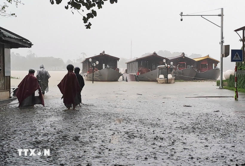 Lũ lên trên báo động 2 gây ngập ven bờ Nam sông Hương, thành phố Huế. (Ảnh: Nguyên Lý/TTXVN).