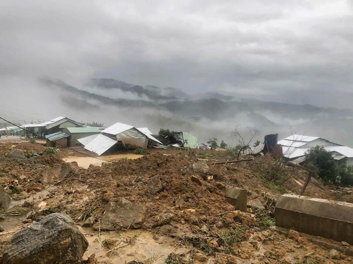 Hiện trường vụ sạt lở đất đá vùi lấp 6 căn nhà dân. Ảnh: CV.