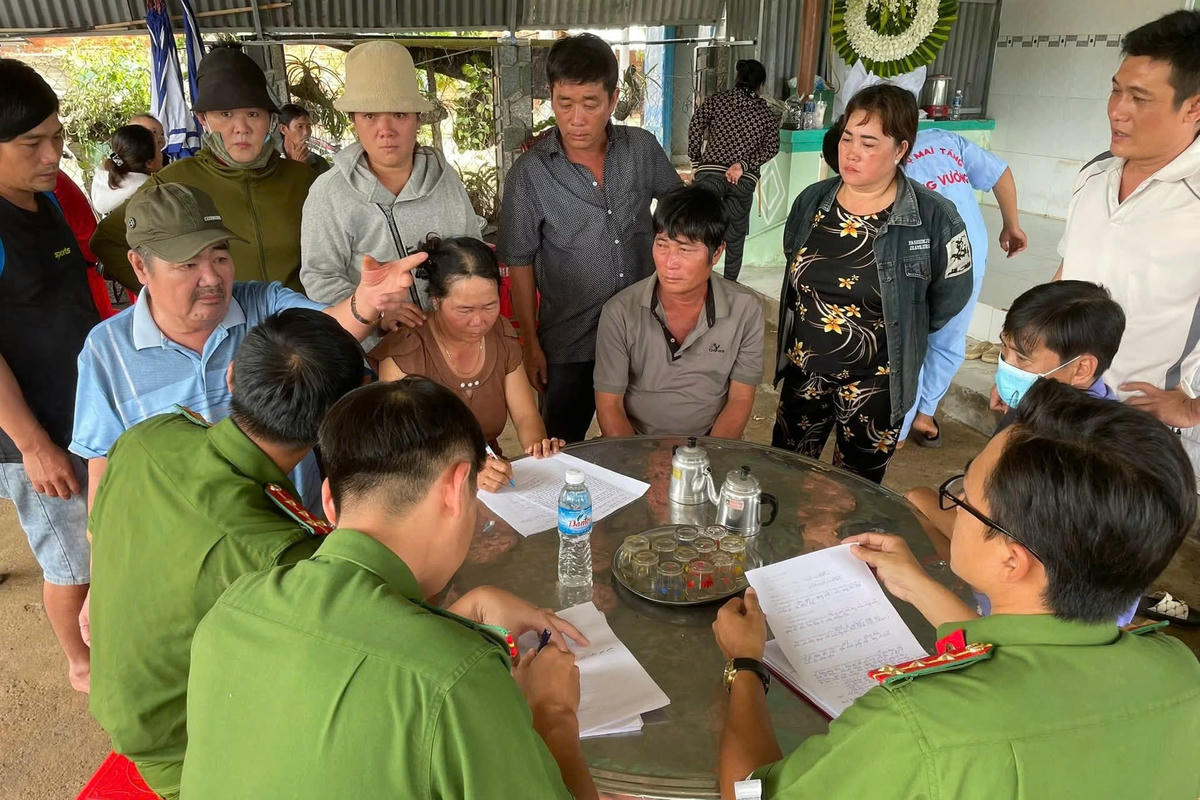 Lực lượng chức năng làm việc với gia đình em Lê Nguyễn Bích Th. (Ảnh: Công an).