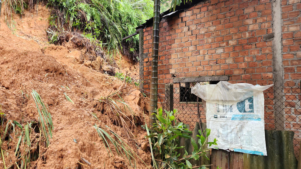 Sạt lở đất đá tràn xuống nhà người dân ở dưới khu vực núi Hòn Dồ. Ảnh: CV.