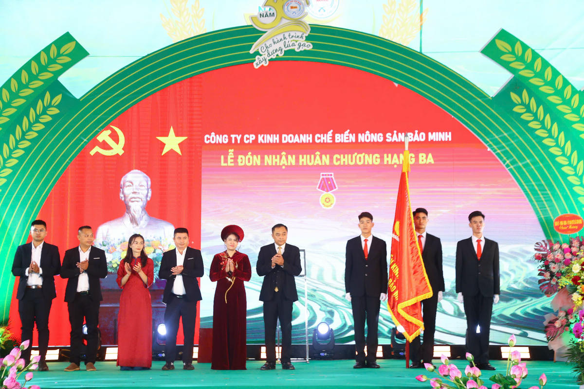 Thừa ủy quyền Chủ tịch nước, Thứ trưởng Bộ Nông nghiệp và Môi trường Phùng Đức Tiến đã trao Huân chương Lao động hạng Ba cho Công ty Cổ phần Kinh doanh Chế biến Nông sản Bảo Minh..