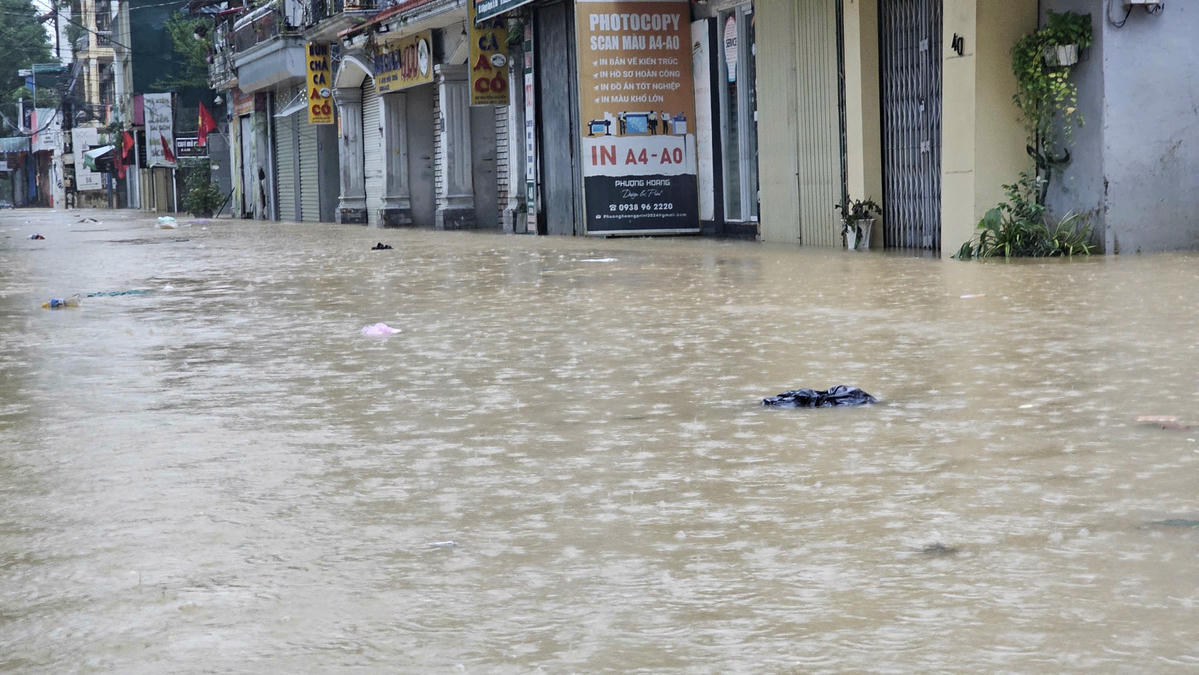 Nước lũ gây ngập nhiều tuyến đường ở Huế.
