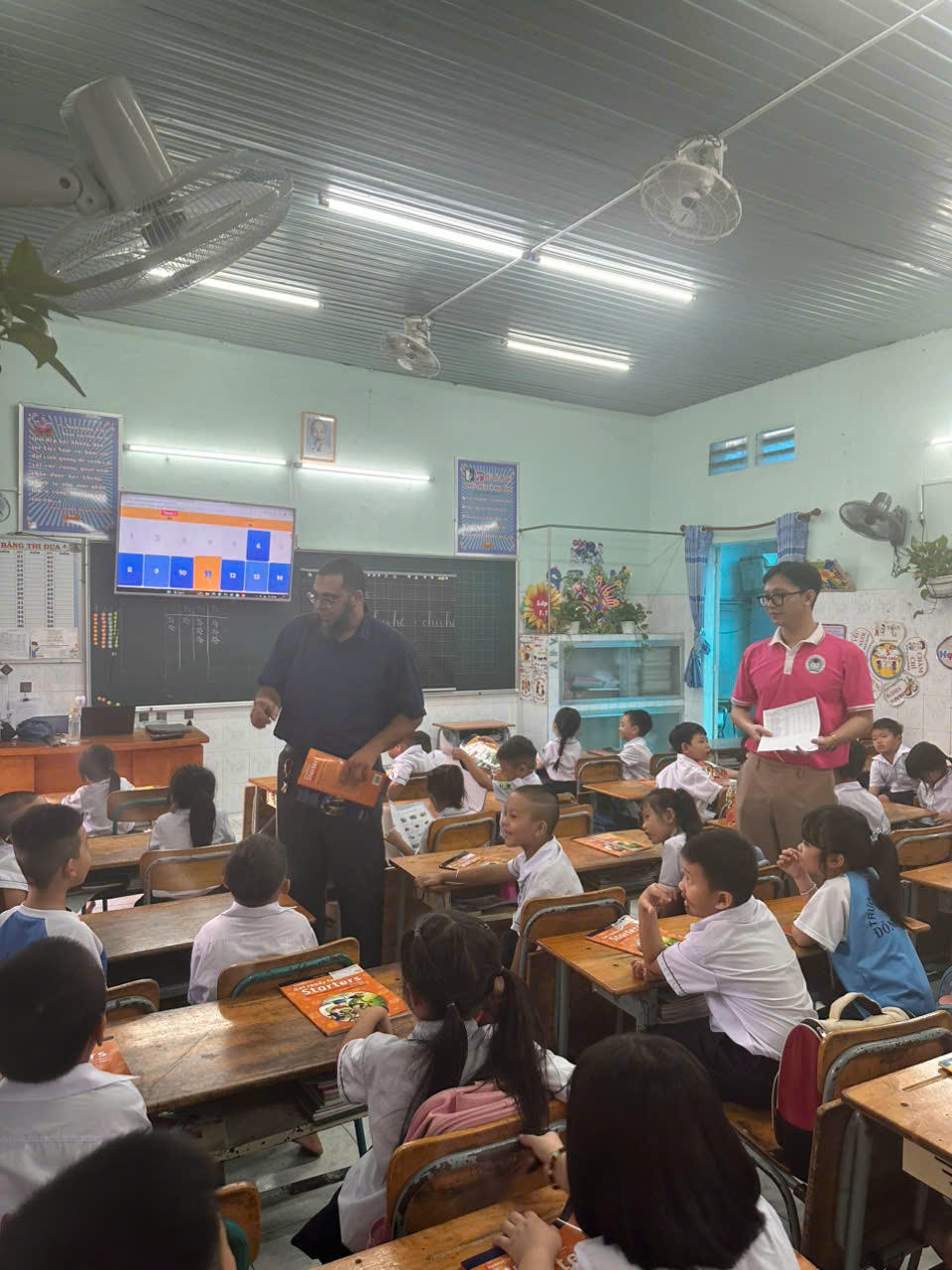  Một tiết học tiếng Anh tại Trường Tiểu học Đông Hòa B (TPHCM). 	Ảnh: NTCC