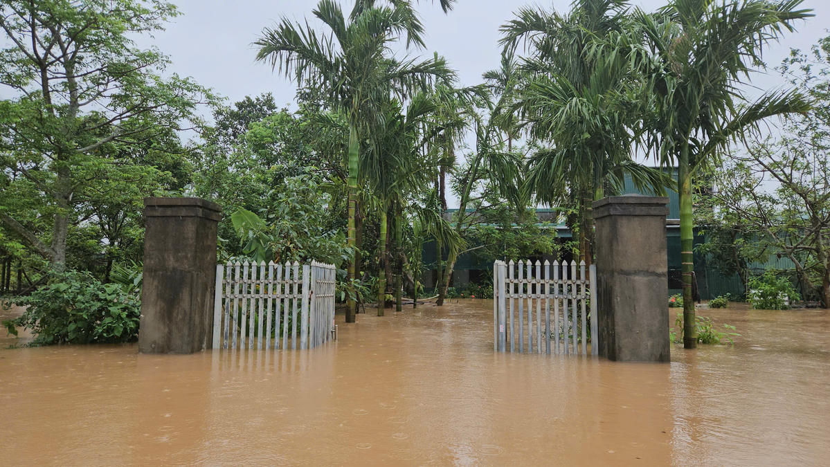 Toàn tỉnh Hà Tĩnh vẫn còn hơn 3.800 hộ dân bị ngập lụt. Ảnh: Cẩm Kỳ.