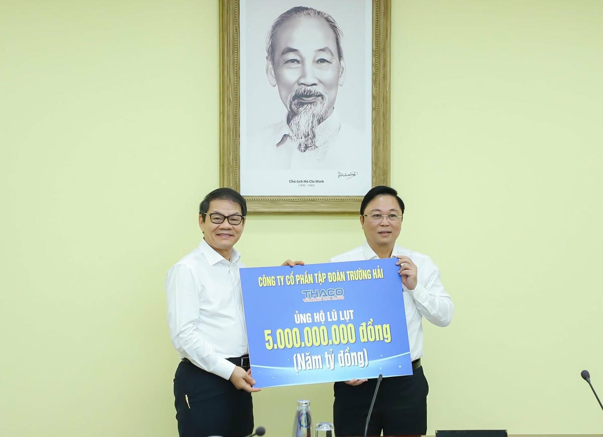 Ông Trần Bá Dương, Chủ tịch HĐQT Công ty CP Tập đoàn Trường Hải ủng hộ 5 tỷ đồng. Ảnh: Nguyễn Tú.