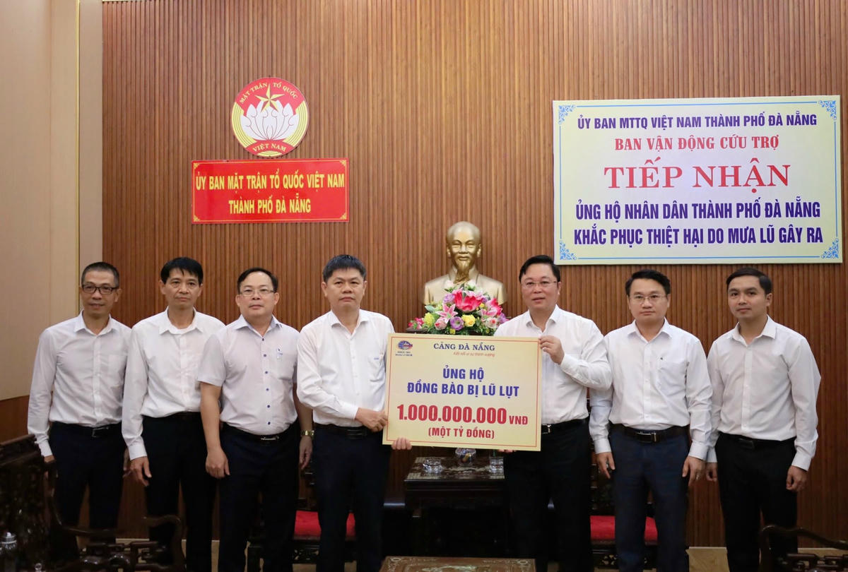 Ông Trần Lê Tuấn, Tổng Giám đốc Công ty CP Cảng Đà Nẵng trao bảng biểu trưng ủng hộ 1 tỷ đồng cho đồng bào lũ lụt. Ảnh: Nguyễn Tú.
