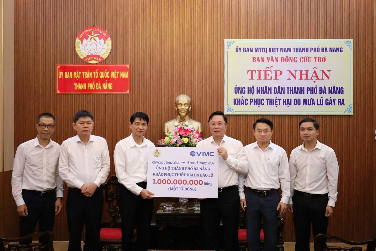 Tổng Công ty Hàng hải Việt Nam ủng hộ 1 tỷ đồng cứu trọ. Ảnh: Nguyễn Tú.