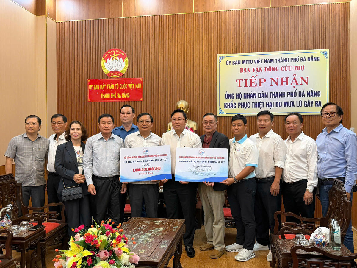 Hội đồng hương Đà Nẵng tại TP Hồ Chí Minh hướng về quê hương, ủng hộ tiền cứu trợ và hàng hóa trị giá 2,7 tỷ đồng. Ảnh: Nguyễn Tú.