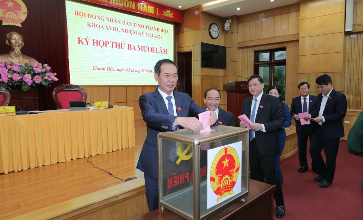 Các đại biểu HĐND tỉnh Thanh Hóa bỏ phiếu bầu chức danh Phó Chủ tịch UBND tỉnh Thanh Hóa nhiệm kỳ 2021-2026. Ảnh: Nguyễn Chung.