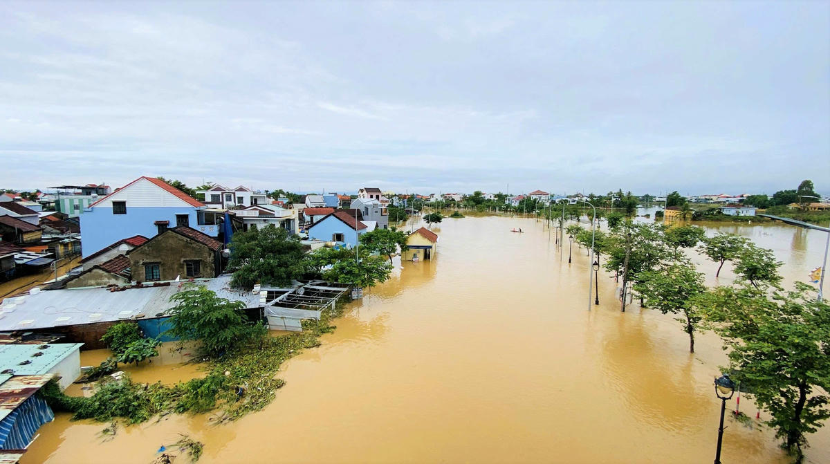 Một góc đoạn nước sông Thu Bồn,chảy qua phường Hội An dâng cao tràn ngập khu dân cư. Ảnh: CV.

