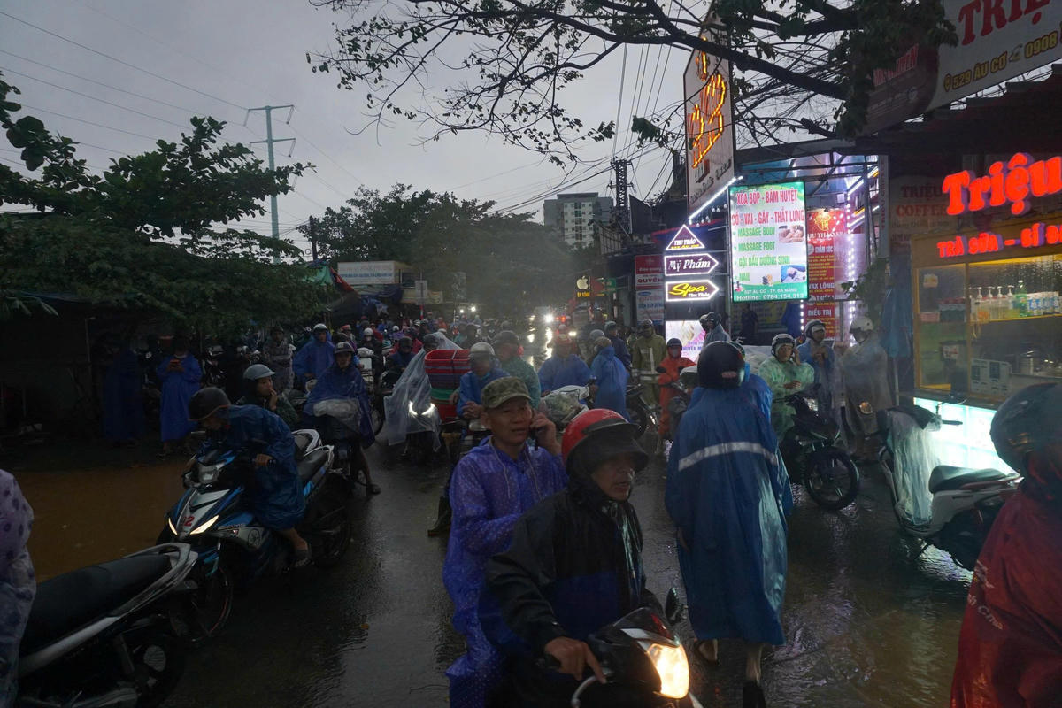 Giao thông qua đường Âu Cơ gặp nhiều khó khăn. Ảnh: Nguyễn Tú.