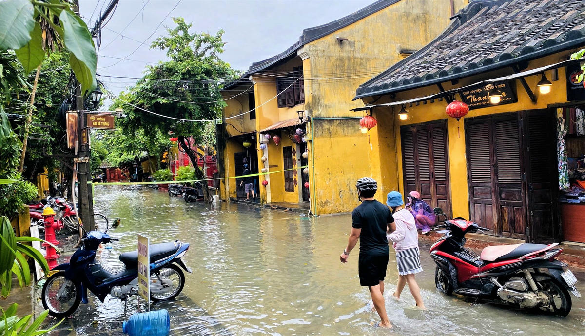 Đường Hai Bà Trưng, phường Hội An lại ngập nước. Ảnh: CV