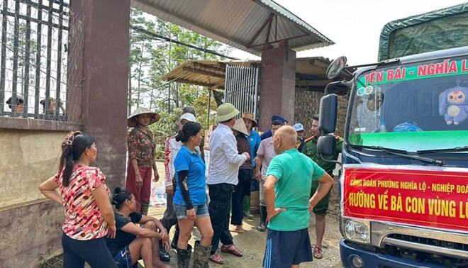 Công đoàn phường Nghĩa Lộ và Nghiệp đoàn cơ sở chợ Sơn Thịnh chung tay hỗ trợ đồng bào vùng lũ. Ảnh: An Vi