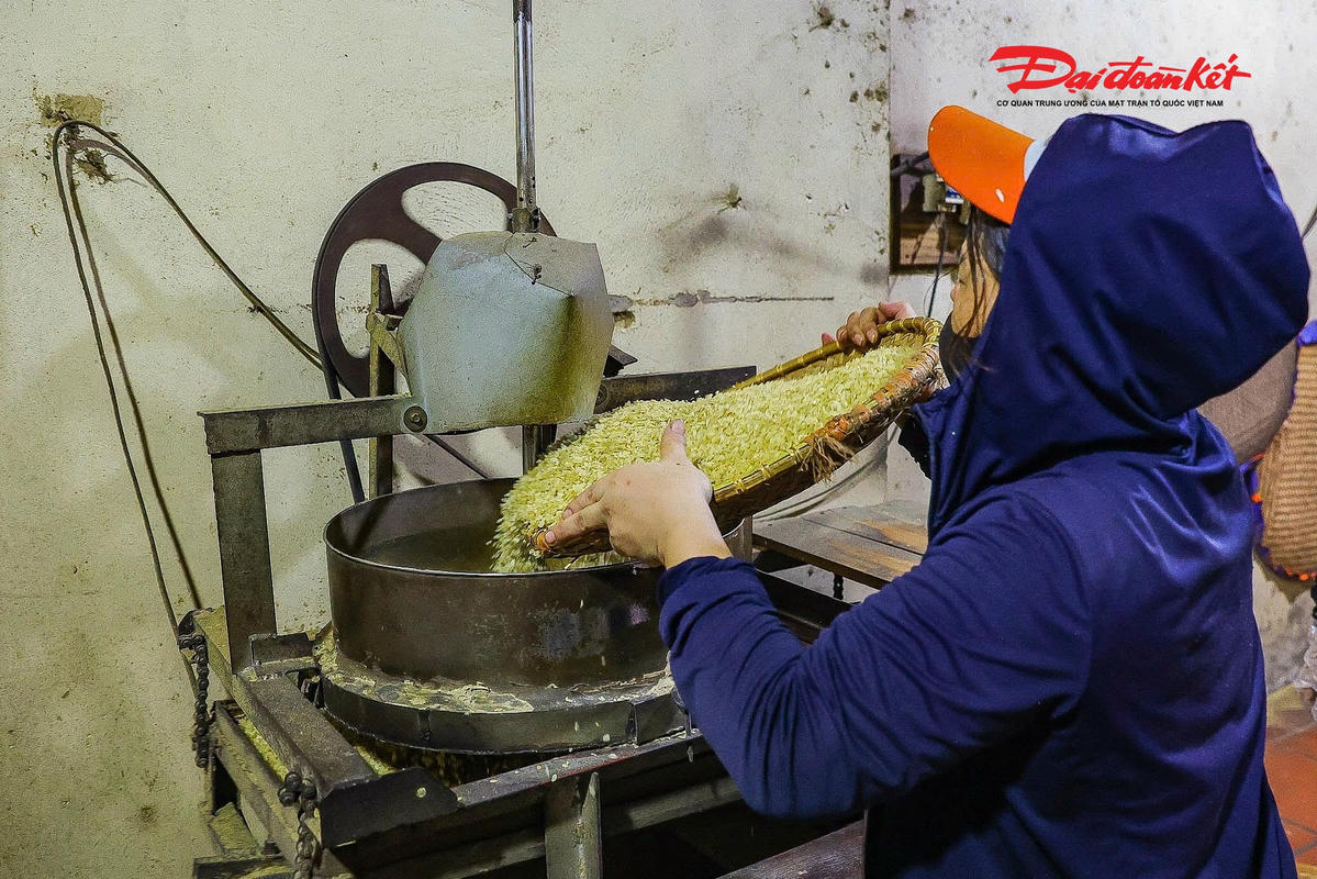 Tuỳ theo độ non của thóc, người dân trung bình giã và sàng sảy từ 5 đến 8 lần mới thành cốm, sạch vỏ.