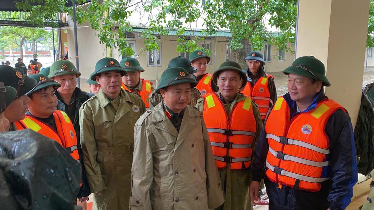 Thiếu tướng Đoàn Xuân Bường, Chính ủy Quân khu 4 và ông Hồ Huy Thành, Phó Chủ tịch UBND tỉnh Hà Tĩnh dẫn đầu đoàn công tác kiểm tra, chỉ đạo công tác ứng phó mưa lũ tại xã Cẩm Duệ. Ảnh: HN. 