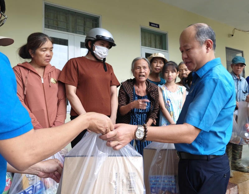 Tổ chức Công đoàn phối hợp Thành đoàn Đà Nẵng hỗ trợ quà, sẻ chia khó khăn với người dân vùng lũ. Ảnh: Trường An