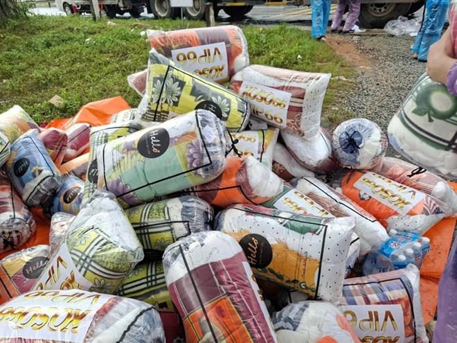 Số hàng kém chất lượng, có dán mác quảng cáo web cờ bạc hỗ trợ cho người dân vùng lũ bị Công an xã Lộc An (TP Huế) phát hiện.