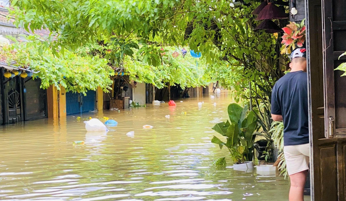 Một đoạn đường Lê Lợi ngập sâu. Ảnh: CV,