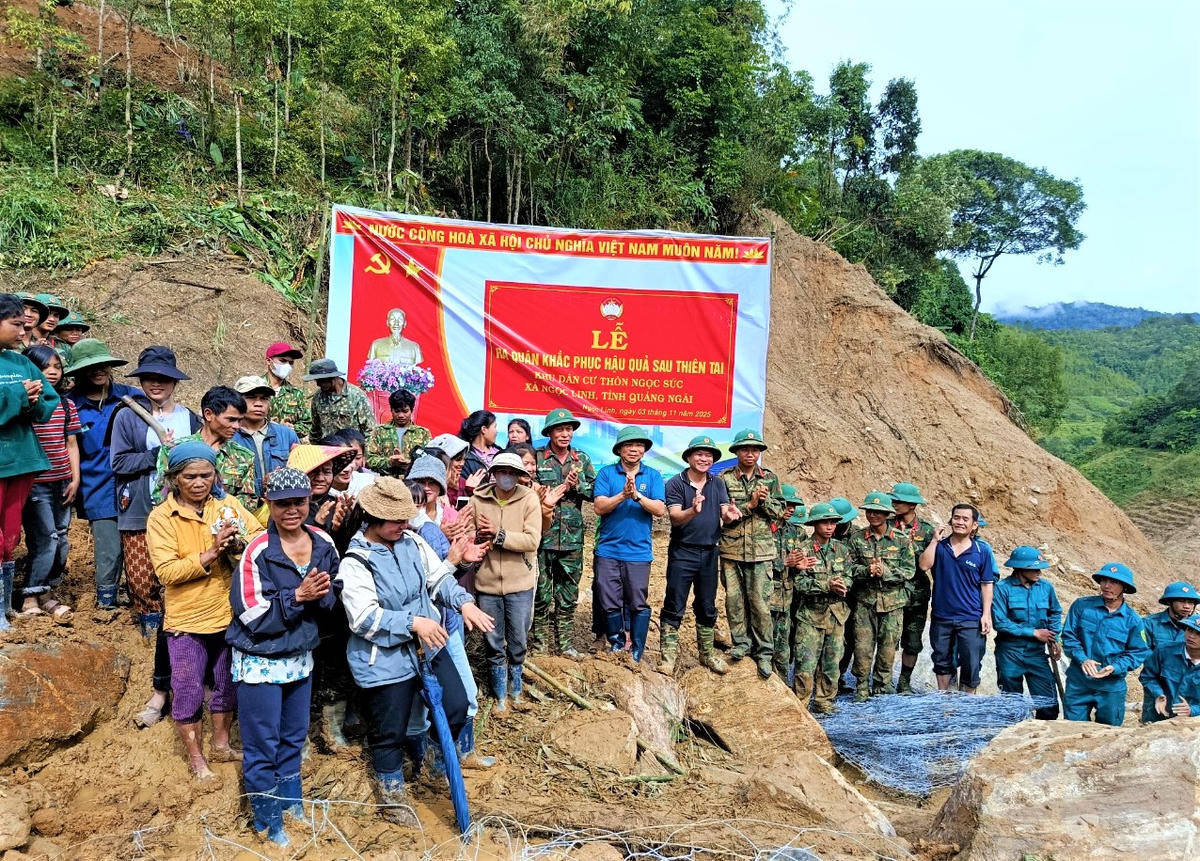 Lực lượng chức năng tổ chức lễ ra quân khắc phục hậu quả bão lũ và sạt lở đất tại xã Ngọc Linh. Ảnh: CV.