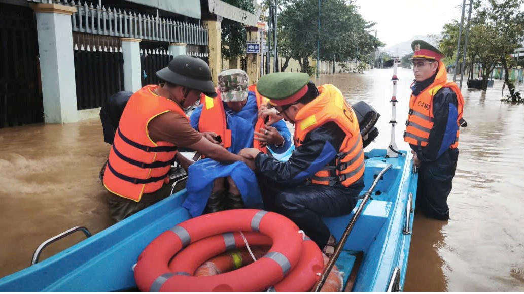 Lực lượng Công an xã Thượng Đức chèo ghe đưa ông Nguyễn Thành T. cấp cứu. Ảnh: CV.