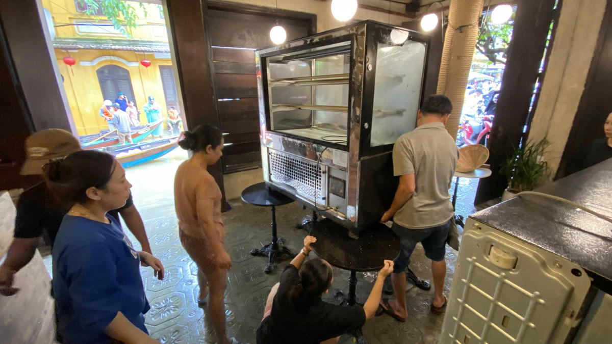 Người dân Hội An kê độ đạc lên cao tránh ngập nước hư hỏng. Ảnh: CV.