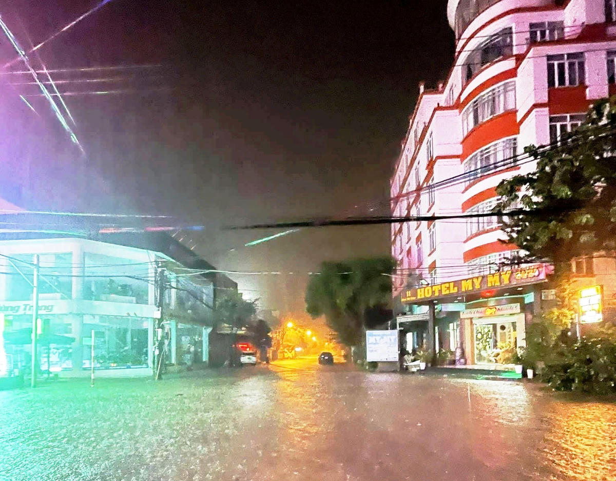 Phường Bàn Thạch lại bị ngập cục bộ do mưa lớn. Ảnh Tấn Thành.