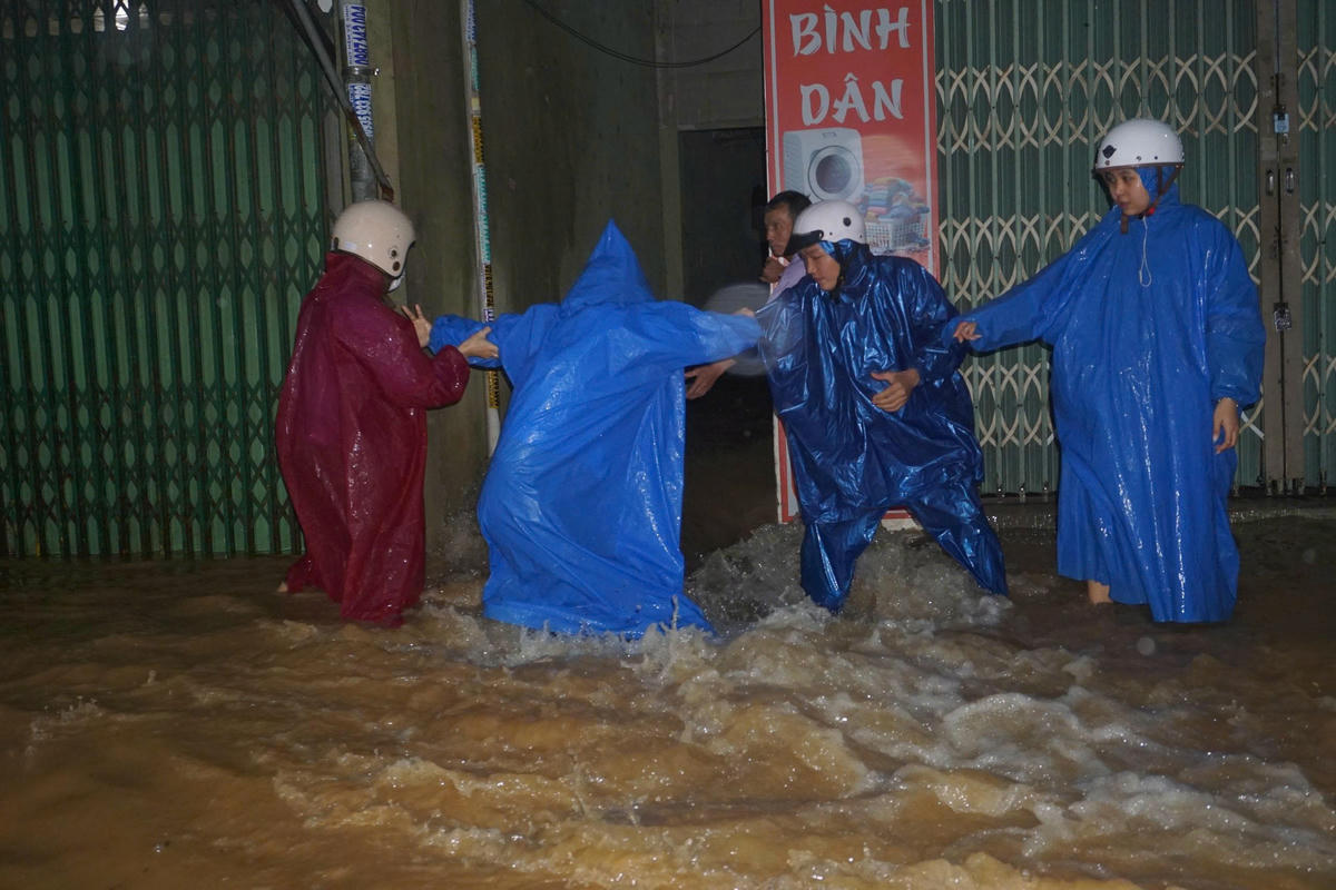 Mưa lớn, nước ngập và chảy mạnh ở đường Âu Cơ. Ảnh: Nguyễn Tú.