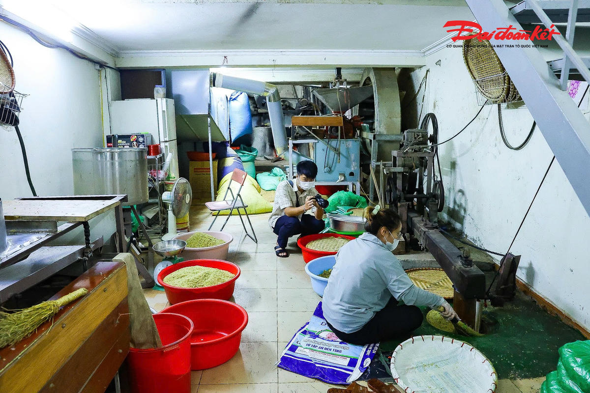 Theo ghi nhận của PV Báo Đại đoàn kết, mỗi độ thu về, cả làng Mễ Trì ( Hà Nội) lại rộn ràng tiếng chày và đượm hương cốm mới. Chỉ cần đi tới đầu làng đã thấy hương cốm tỏa ra thơm phức, ngào ngạt.