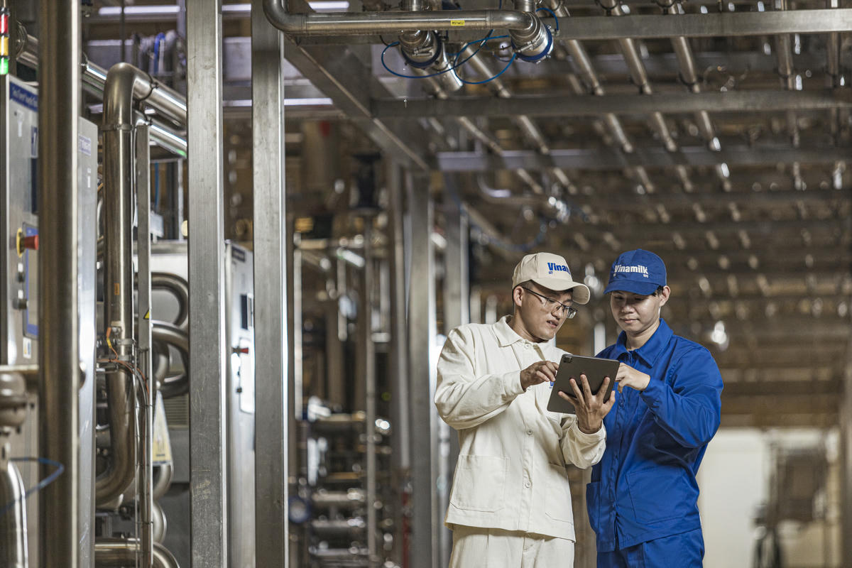 Hệ thống kiểm tra chất lượng sữa độ nhạy cao cho phép Vinamilk kiểm tra chất lượng sữa theo thời gian thực tại mọi điểm quan trọng. (Ảnh: Minh Anh).