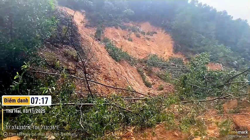 Hàng nghìn mét khối đất đá sạt lở, tràn xuống quốc lộ ở Quảng Trị