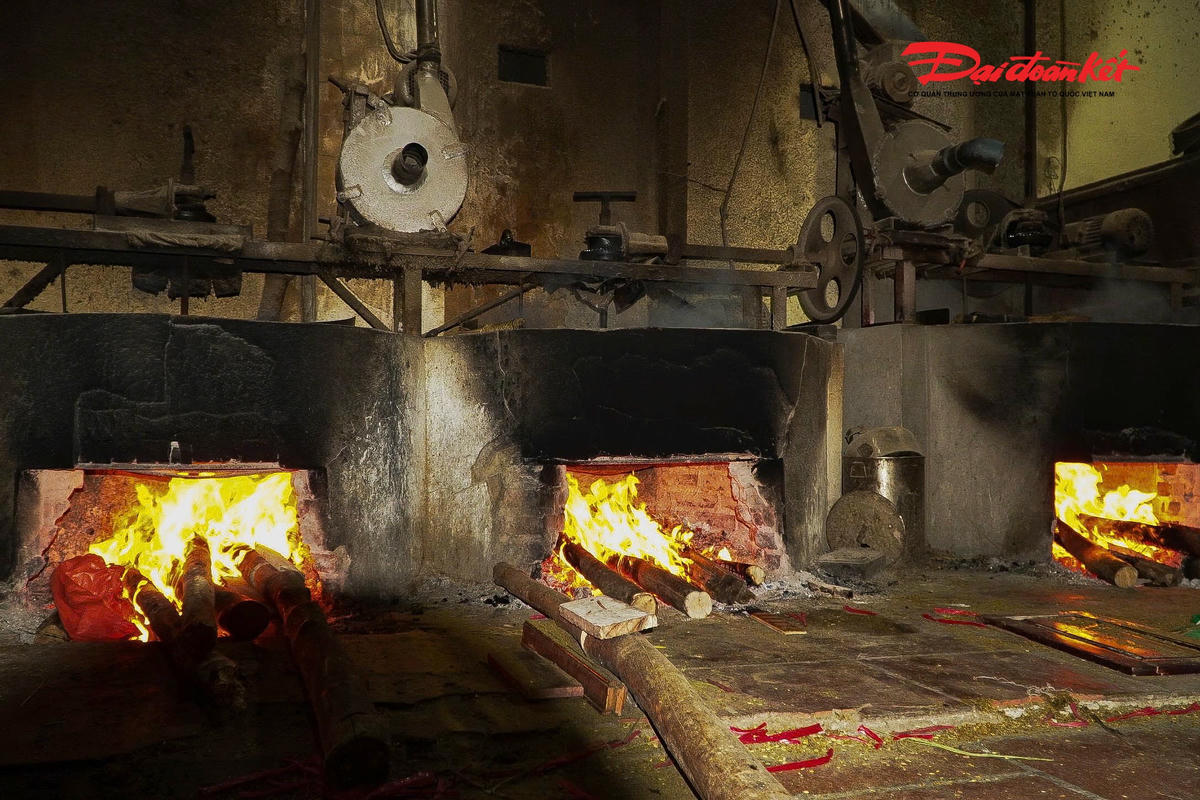 Khi rang cốm người dân trong làng Mễ Trì đều dùng củi gỗ chứ không dùng than thì cốm mới dậy mùi...