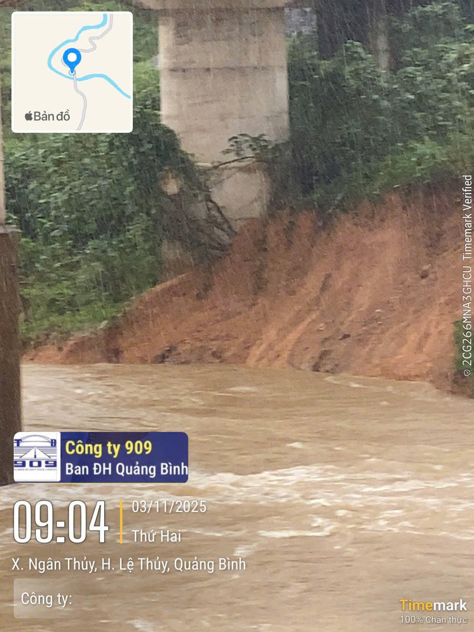 Bờ sông bên cạnh mố cầu số 4, cầu Tây Long Đại bị sạt lở, cách mố cầu khoảng 1,5m. Ảnh: UB.