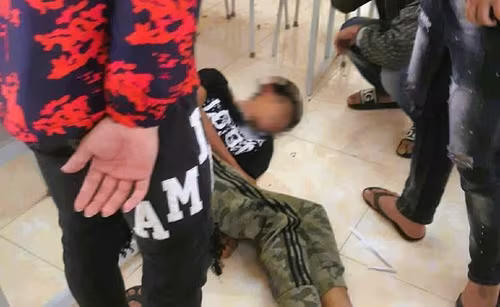 Hình ảnh em Tuấn bị nhóm bạn hành hung. Ảnh: T.T