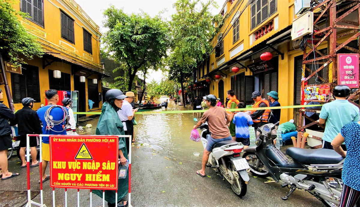 Chính quyền phường Hội An đặt biển cấm người dân qua lại đoạn đường ngập nước. Ảnh: CV.