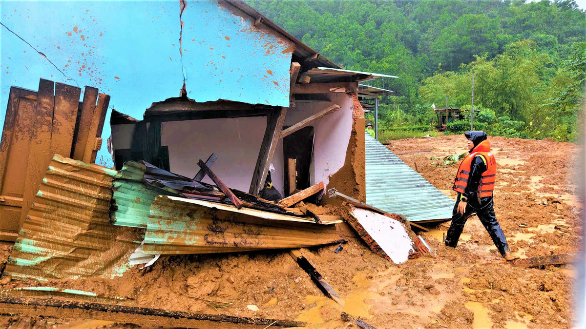 Sạt lở đất đá làm hư hỏng nhà dân ở xã A Vương, TP Đà Nẵng. Ảnh: CV.