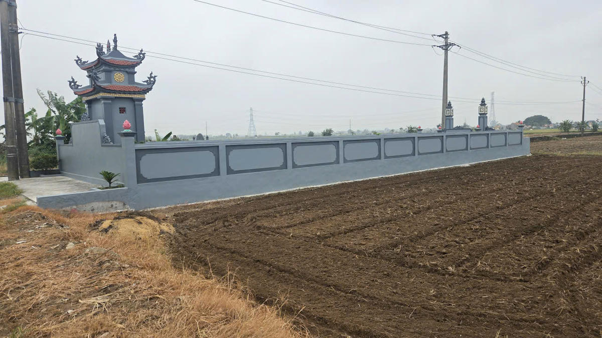 Một khu lăng mộ xây trên đất ruộng ở thôn Nhì, xã Nam Trực (Ninh Bình). Ảnh: Nam Dương