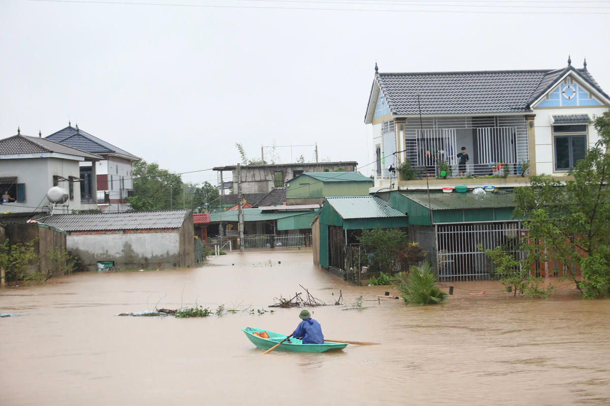 Người dân vùng lũ Hà Tĩnh di chuyển bằng thuyền nhỏ. Ảnh: Cẩm Kỳ.