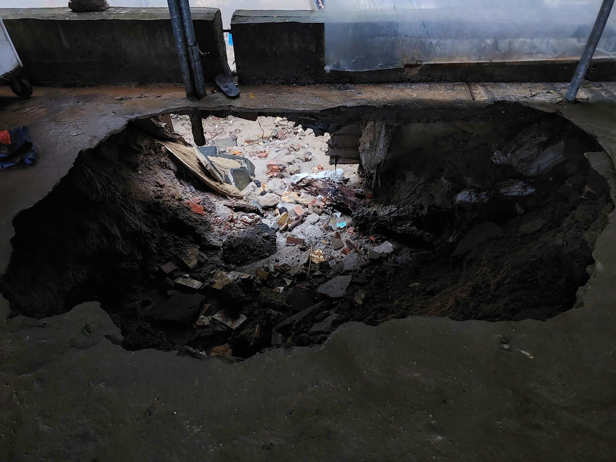 Hố sụt lún tại khu vực chung cư Hòa Khánh. Ảnh: Nguyễn Tú.