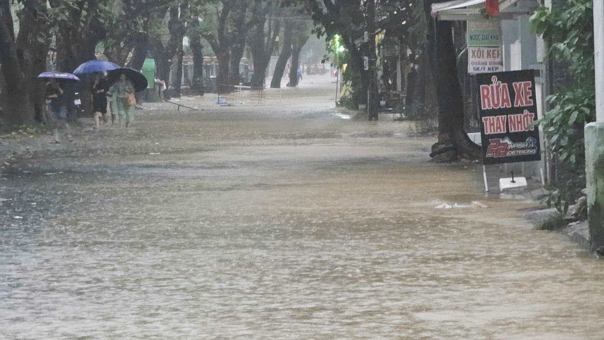 Nước sông lên nhanh khiến nhiều tuyến đường bị ngập. Ảnh: N.Q.