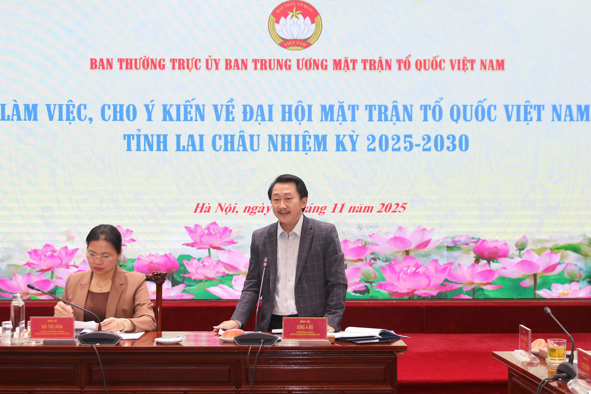 Ông Sùng A Hồ, Phó Bí thư Thường trực Tỉnh ủy, Chủ tịch Ủy ban MTTQ Việt Nam tỉnh Lai Châu phát biểu tại cuộc làm việc. Ảnh: Tiến Đạt.