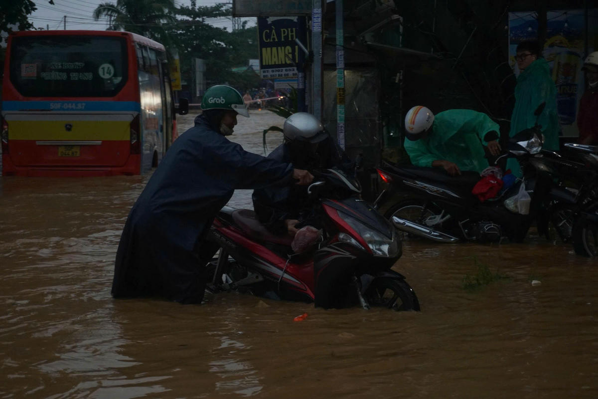 Xe máy tắt máy giữa đường. Ảnh: Nguyễn Tú.